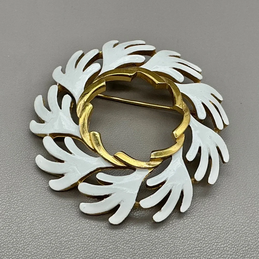 Vintage Crown Trifari Brooch White Enamel Gold Tone Leaf Wreath Circle Pin 2